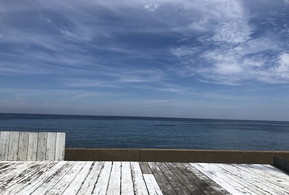 【夏の海】鳥取県のオシャレオフィスから見える景色